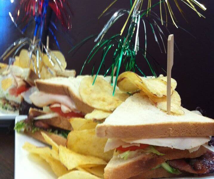 Clubsandwich met chips bij lunchroom De Nieuwe Rai tegenover de RAI