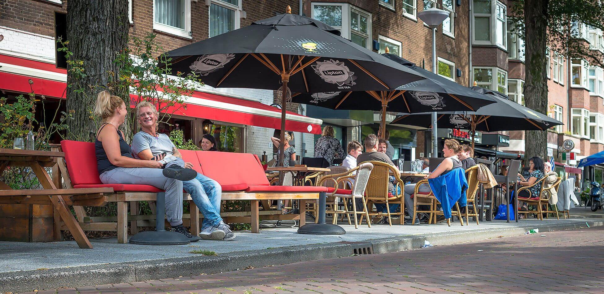 Lunchen op het terras van Broodjeszaak De Nieuwe Rai tegenover RAI Amsterdam