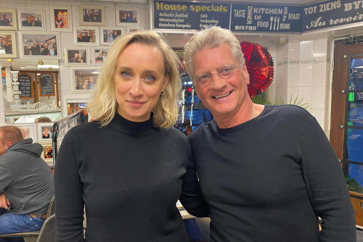 Presentatrice Eva Jinek op bezoek bij Broodjeszaak De Nieuwe Rai tegenover de RAI