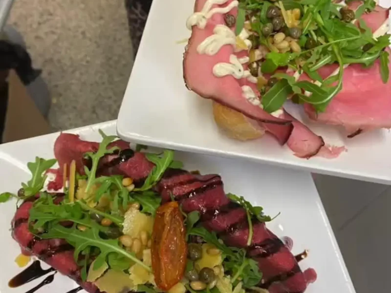 Belegde broodjes met rosbief, rucola en pijnboompitten van Broodjeszaak De Nieuwe Rai in Amsterdam Zuid
