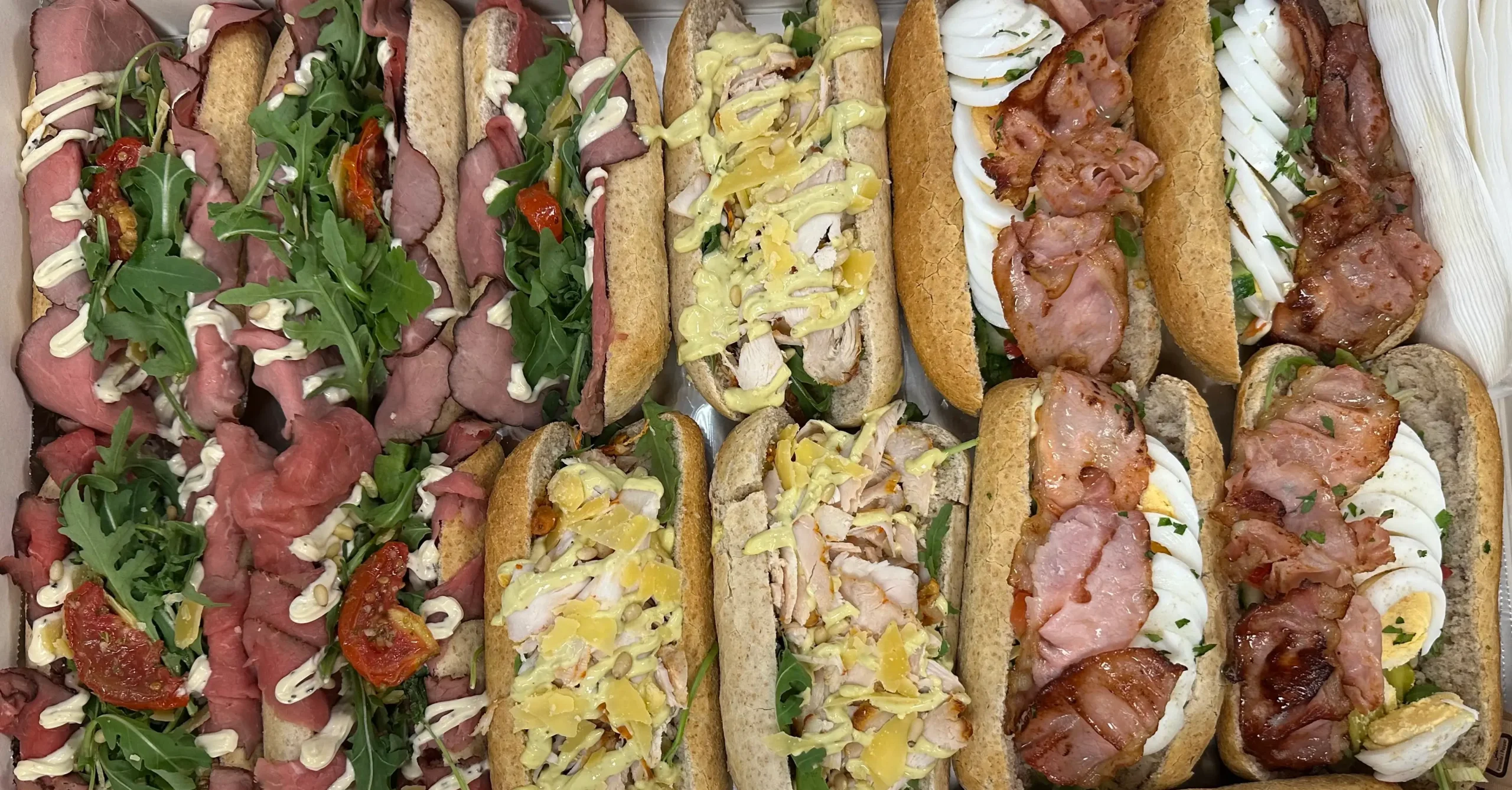 Catering bij de RAI: doos met belegde broodjes rosbief, kip en bacon-ei van Broodjeszaak De Nieuwe Rai in Amsterdam Zuid