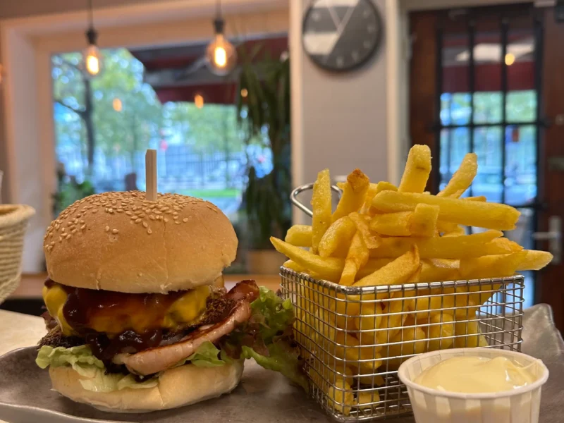 Hamburger met cheddar, bacon en huisgemaakte patat, warme lunch bij Broodjeszaak De Nieuwe Rai tegenover de RAI