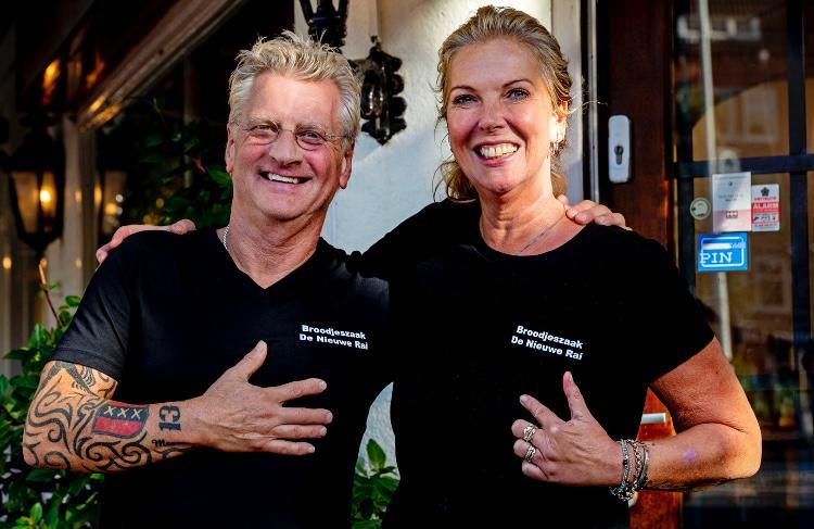 Simone en Robbie, eigenaren van Broodjeszaak De Nieuwe Rai, voor de zaak op het Europaplein in Amsterdam