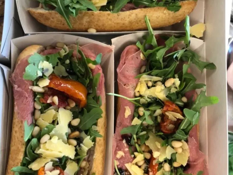 Lunch op kantoor in Amsterdam Zuid: belegde broodjes rosbief bezorgd door Broodjeszaak De Nieuwe Rai
