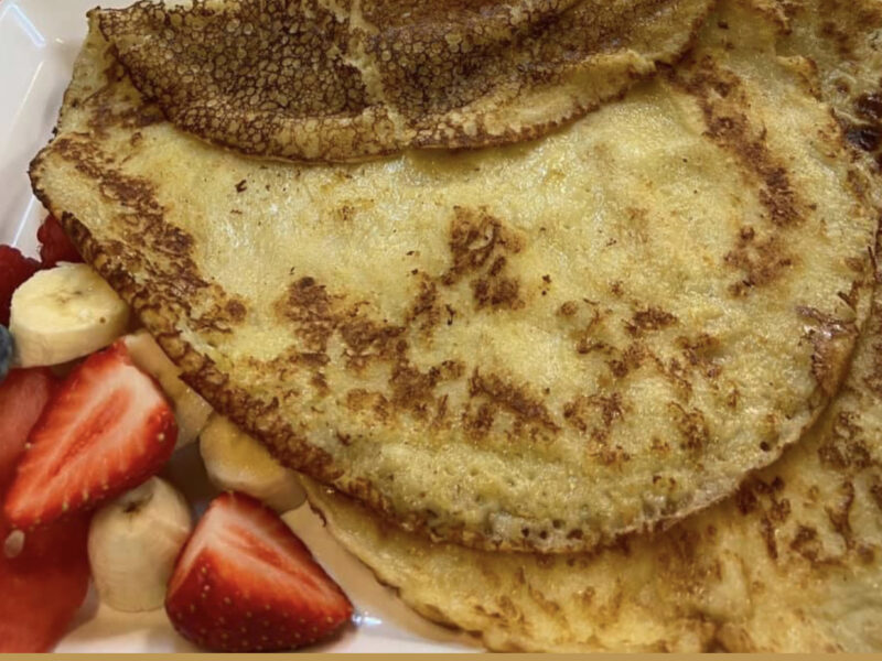 Ontbijt met wentelteefjes en vers fruit bij Broodjeszaak De Nieuwe Rai in Amsterdam Zuid