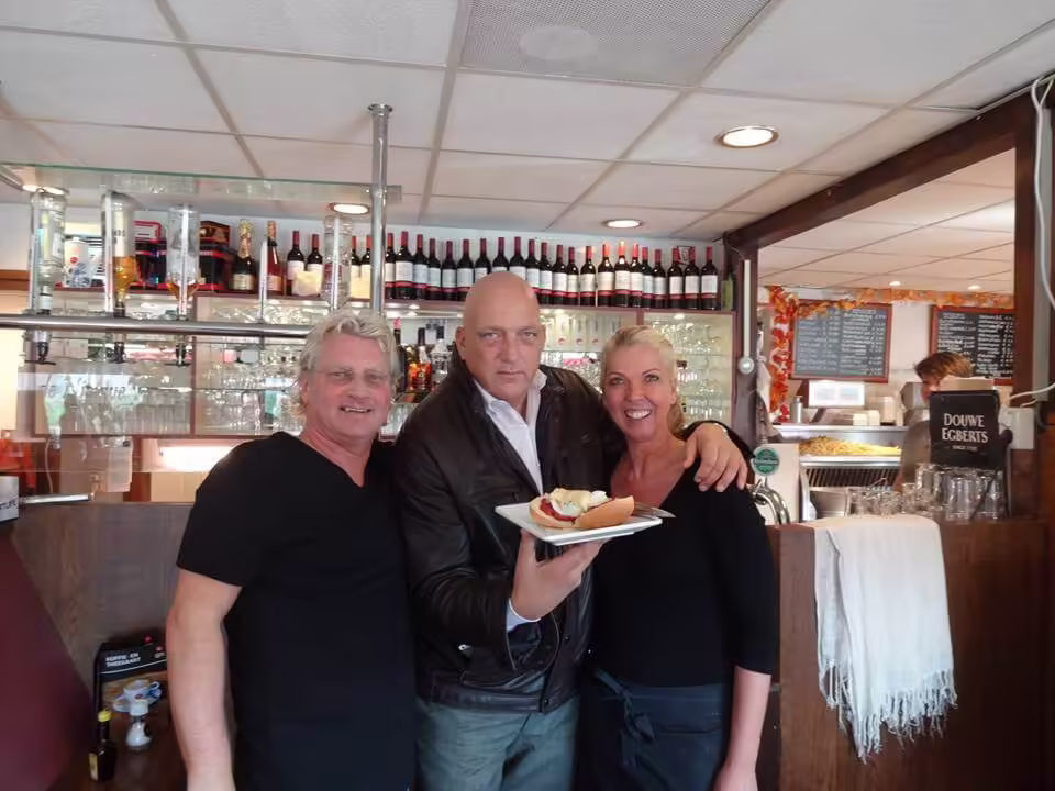 Herman den Blijker op bezoek bij Broodjeszaak De Nieuwe Rai tegenover de RAI