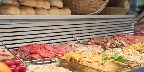 Vitrine met vers beleg en broodjes voor de lunch bij Broodjeszaak De Nieuwe Rai tegenover de RAI in Amsterdam Zuid