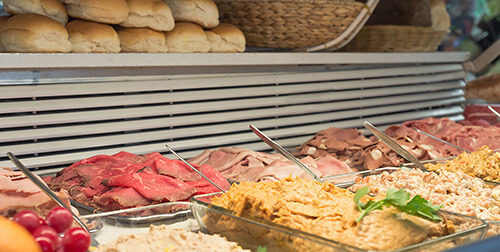 Vitrine met vers beleg bij Broodjeszaak De Nieuwe Rai Amsterdam
