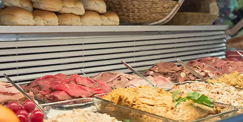 Vitrine met vers beleg en broodjes voor de lunch bij Broodjeszaak De Nieuwe Rai tegenover de RAI in Amsterdam Zuid