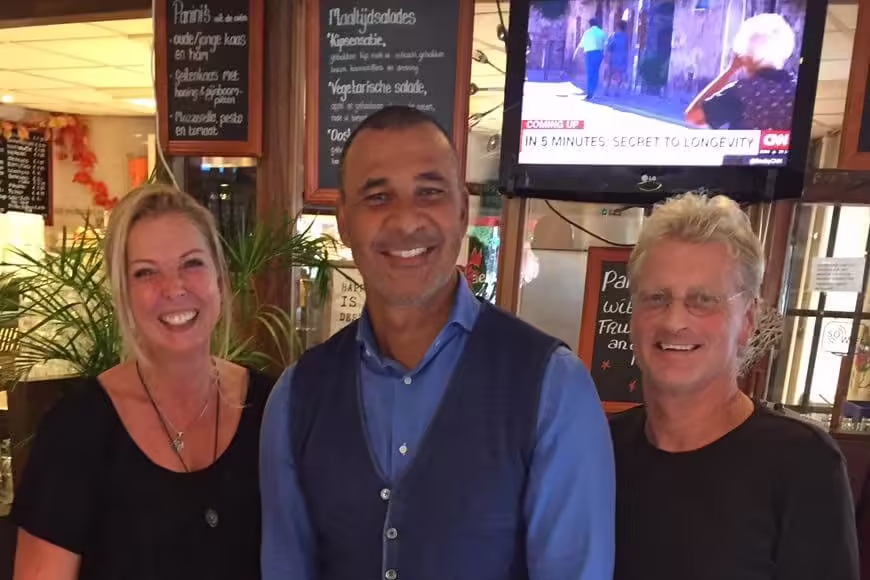Ruud Gullit op bezoek bij Broodjeszaak De Nieuwe Rai in Amsterdam Zuid